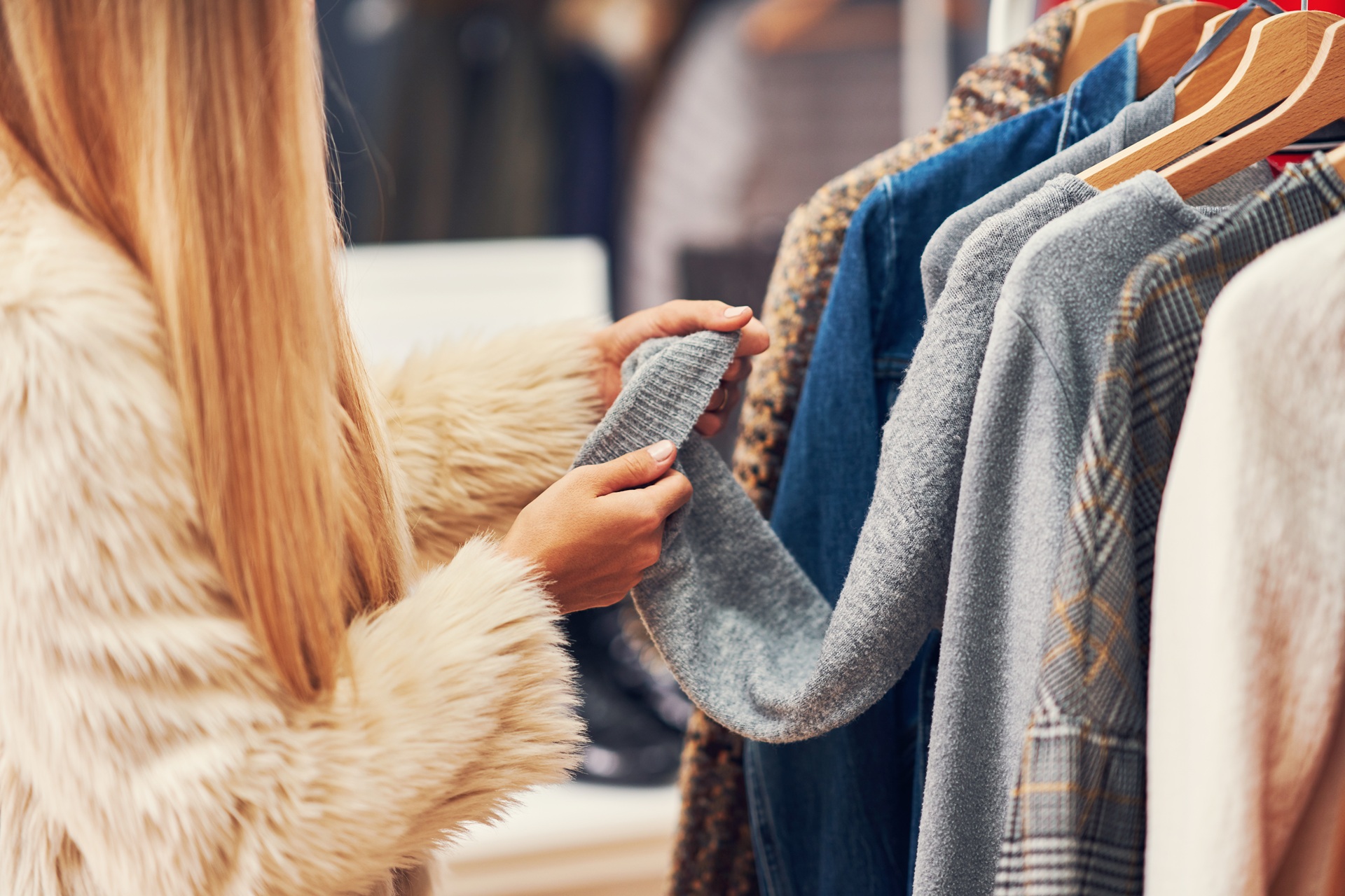 Saldi: Confesercenti-Ipsos, al via tra venerdì e sabato. Restano l’evento più atteso: interessato il 92% ma uno su due comprerà solo con l’occasione giusta. Acquisti in negozio per l’87%