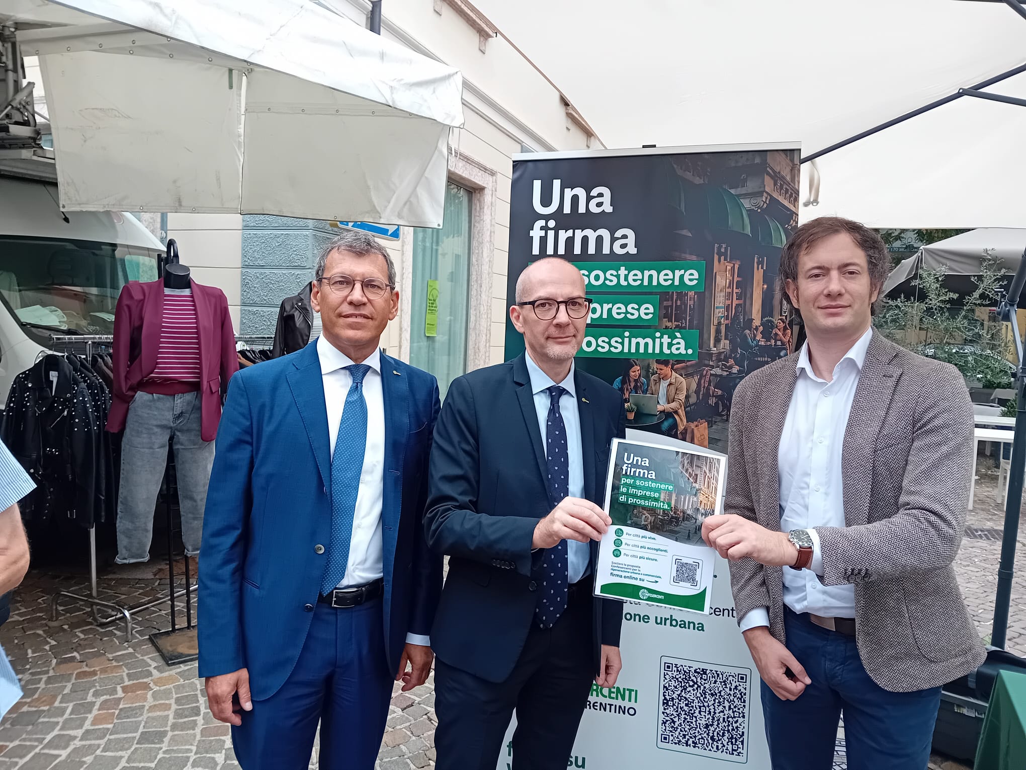 Una firma per il commercio di prossimità: Confesercenti Trentino in piazza per sostenere il disegno di legge