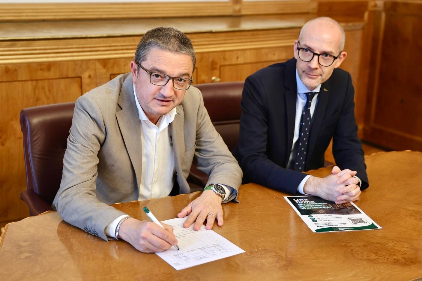 Confesercenti Trentino: commercio, il Presidente della Provincia di Trento Maurizio Fugatti firma la proposta di legge di Confesercenti