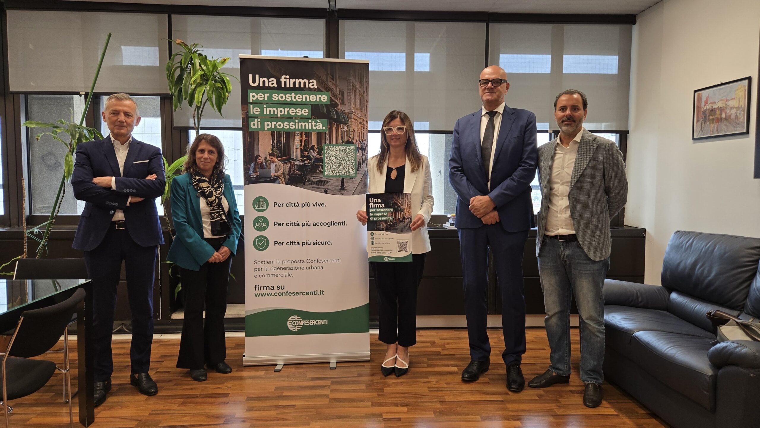 Confesercenti E.R.: commercio, rigenerazione urbana e sostegno alle attività di vicinato, l’assessora Frisoni firma la proposta di legge di iniziativa popolare di Confesercenti per contrastare la desertificazione commerciale